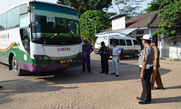 Seluruh Perusahaan Otobus (PO) angkutan diharuskan masuk terminal, terutama saat menaikkan dan menurunkan penumpang.